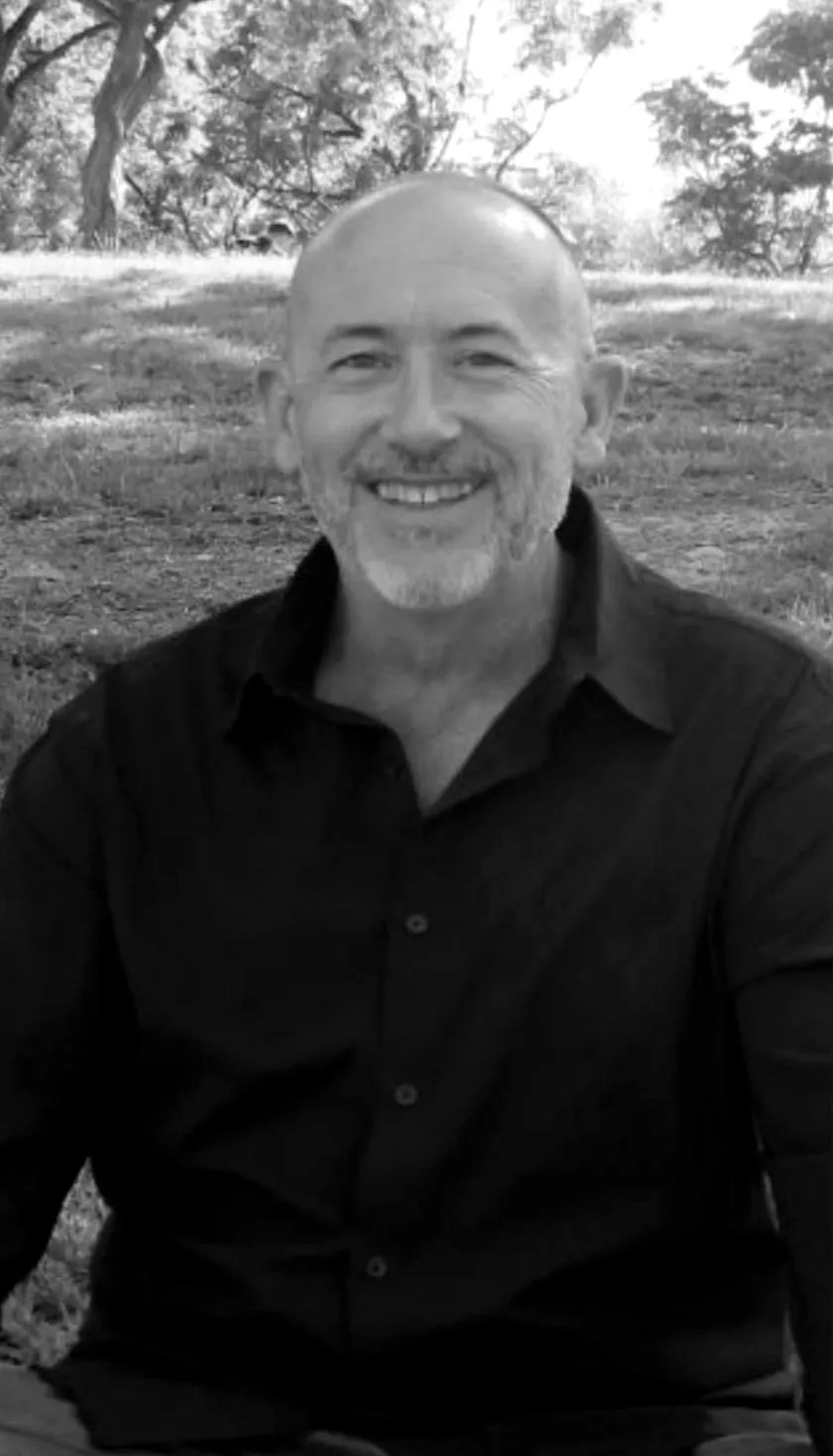 Retrato de David Escandell sonriendo al aire libre